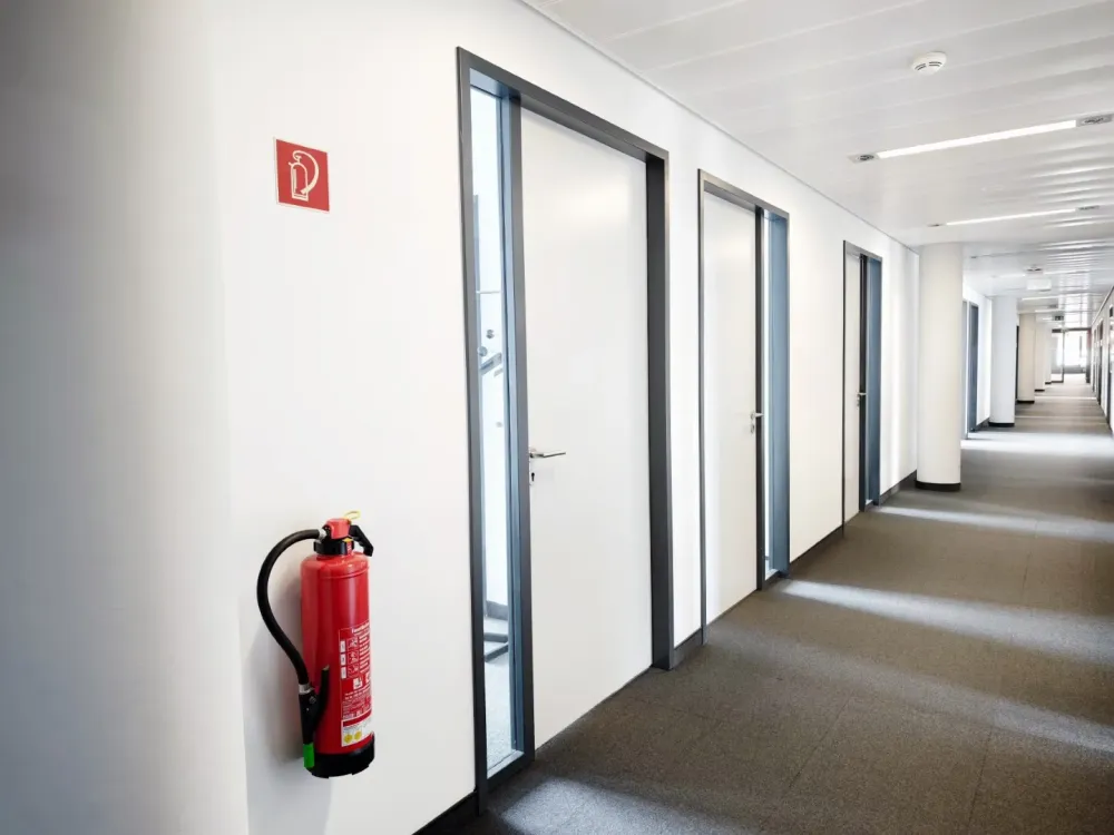Installation de porte coupe-feu
